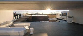 Loft sobrio, rooftop panorámico y piscina infinita