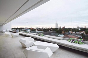 Terrace/patio - Loft sobrio, rooftop panorámico y piscina infinita (Santa Cruz de la Sierra)