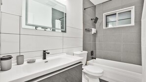 Haartrockner, Handtücher, Seife, Toilettenpapier