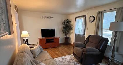 Charming 2-bedroom house in peaceful De Pere with WiFi. Outdoor fire pit.