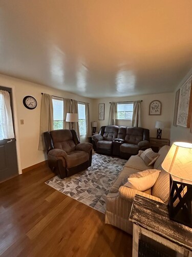 Charming 2-bedroom house in peaceful De Pere with WiFi. Outdoor fire pit.