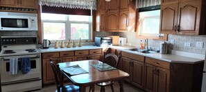 Réfrigérateur, four à micro-ondes, un four, surface de cuisson