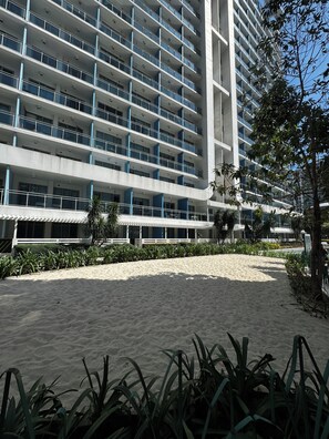 Praia particular, areia branca, barracas de praia de cortesia 