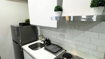 Deluxe Condo, 2 Bedrooms, Balcony, Beach View | Private kitchen | Electric kettle