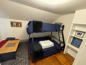 3 bedrooms, desk, iron/ironing board, WiFi