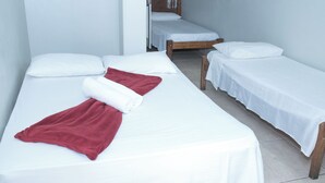 A room with three single beds, each with white linens and wooden headboards. - Comfort Suite 102 - Acayaca Inn (Centro Diamantina)