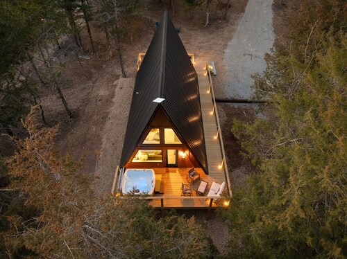 3BR Cabin Nestled by CricketCreek Private hot tub