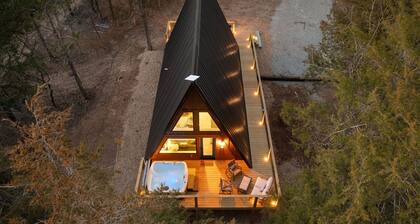 3BR Cabin Nestled by CricketCreek Private hot tub