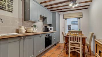 Fridge, oven, dishwasher, cookware/dishes/utensils