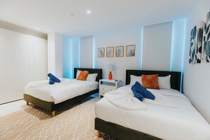3 bedrooms, travel cot, free WiFi, bed sheets - A360.E42 -Chic 3BR Escape Near the Sand, Best Location (Noord)