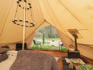 1 bedroom, individually decorated, individually furnished, free WiFi - Bell Tent 2 (Bath)