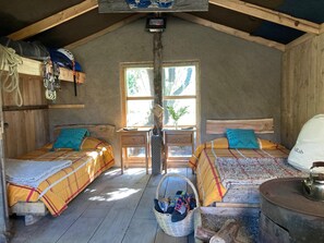 1 bedroom, bed sheets