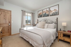 3 bedrooms, desk, iron/ironing board, travel crib