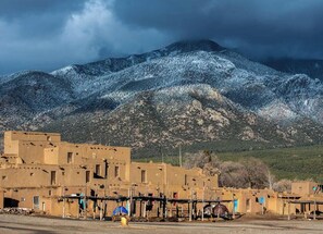 A rural village with adobe buildings and a mountainous backdrop. - The Vineyard House - A Serene Cottage in the Mountains with Magical Views (Dixon)