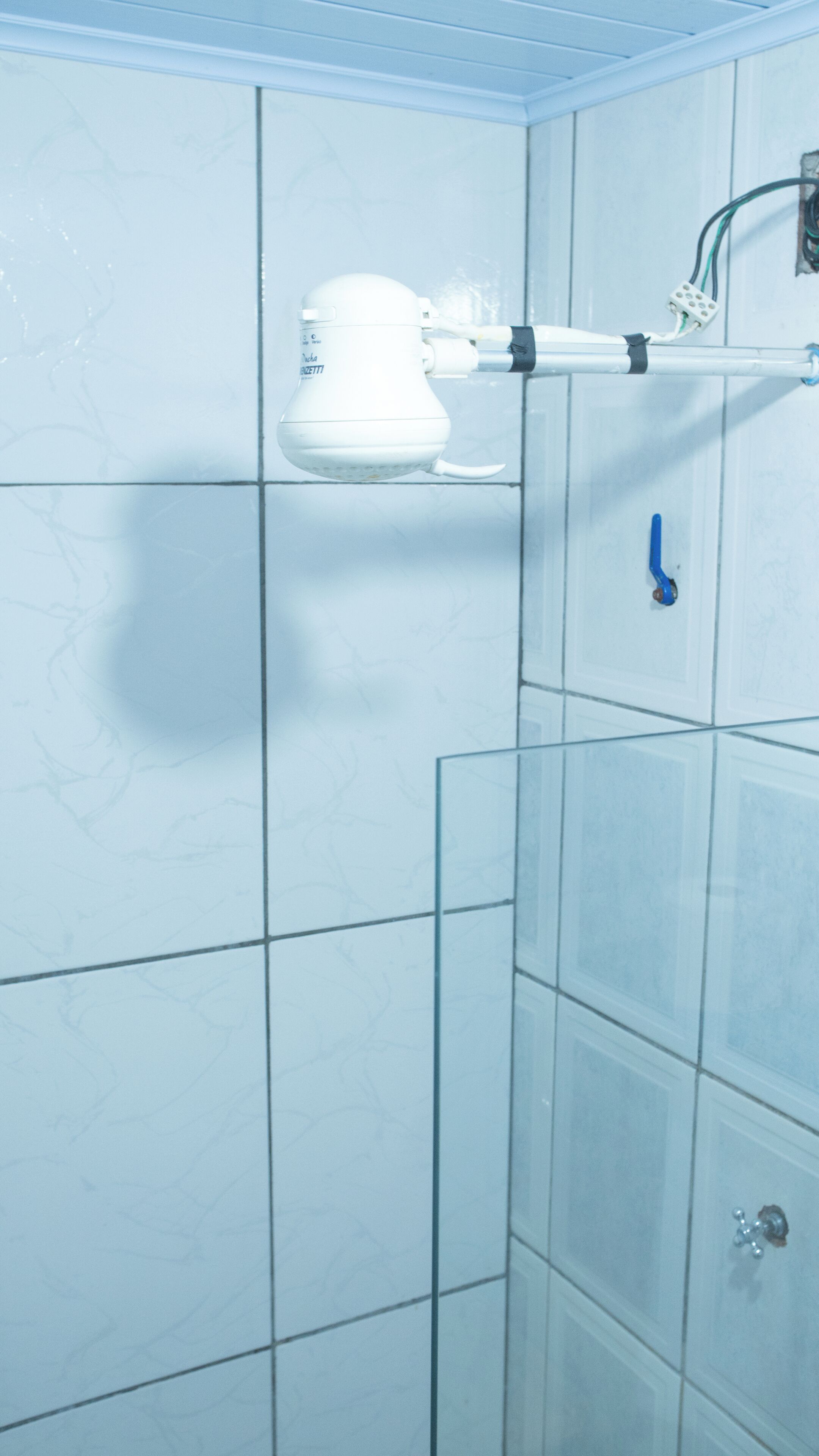 Hiustenkuivaaja, pyyhkeet, saippua, vessapaperi