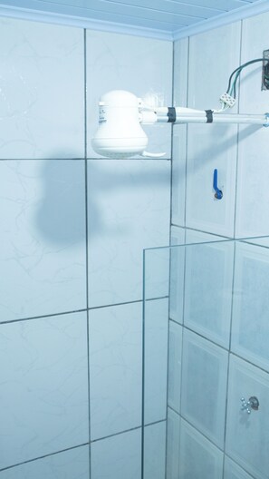 Secador de cabelo, toalhas de banho, sabonete, papel higiênico