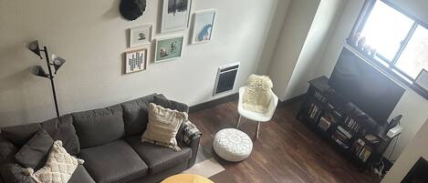 Fernseher, DVD-Player, Bücher, Videothek