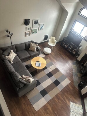 TV, DVD player, books, video library - Walking Distance to Eagle Lodge -1 bedroom + loft in quiet building (Mammoth Lakes)