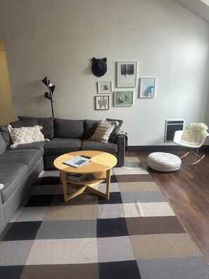 TV, DVD player, books, video library - Walking Distance to Eagle Lodge -1 bedroom + loft in quiet building (Mammoth Lakes)