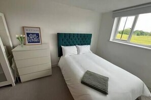 3 bedrooms, iron/ironing board, WiFi, bed sheets - Mid Century Modern Apartment (London)