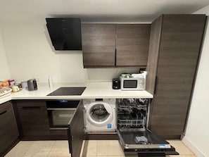 Fridge, microwave, oven, stovetop - Mid Century Modern Apartment (London)