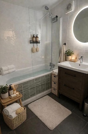 Hair dryer, towels, toilet paper - Mid Century Modern Apartment (London)