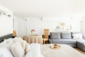 1 slaapkamer, een strijkplank/strijkijzer, wifi, beddengoed