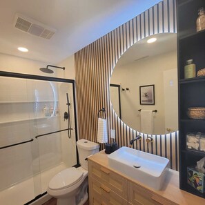 Sèche-cheveux, serviettes fournies, savon, shampoing