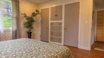 4 quartos, ferros/tábuas de passar roupa, berço de viagem