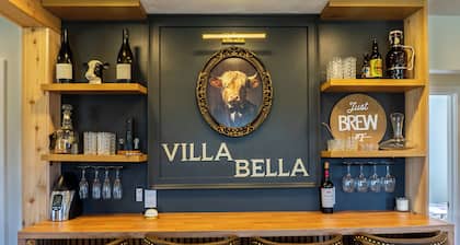 NEW! Villa Bella Elegant Hermann Farmhouse with Wine Bar, Fire Pit &Trolley Ride