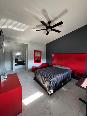 Minibar, desk, blackout drapes, iron/ironing board - HOTEL MOTEL LUNA PARK (Tijuana)