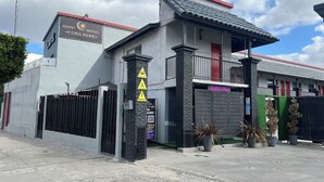 Ein Hotel namens Hotel Luna Park mit einem befahrbaren Eingang, einem Balkon und einem Schild, das einen Preis von 600 Dollar pro Nacht ausweist.