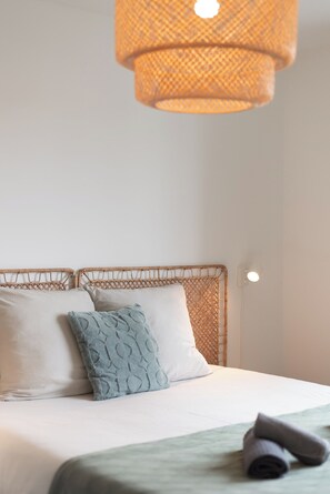 5 bedrooms, desk, iron/ironing board, travel crib