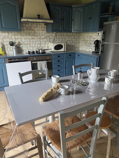 House sleeps 8/10 with enclosed grounds. Pets welcome!