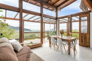 Smart TV, books - Enjoy beaches, heated pool, bathtub with comfort on your vacation. (Costa de cima Florianópolis)