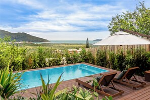 Een buitenzwembad en een verwarmd zwembad