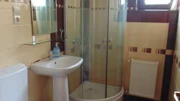 Combined shower/bathtub, free toiletries, towels, soap