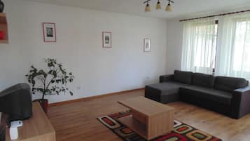 Basic Double Room, Balcony, Garden View | Meja, langsir/tirai gelap terus, seterika/papan seterika, Wi-fi percuma