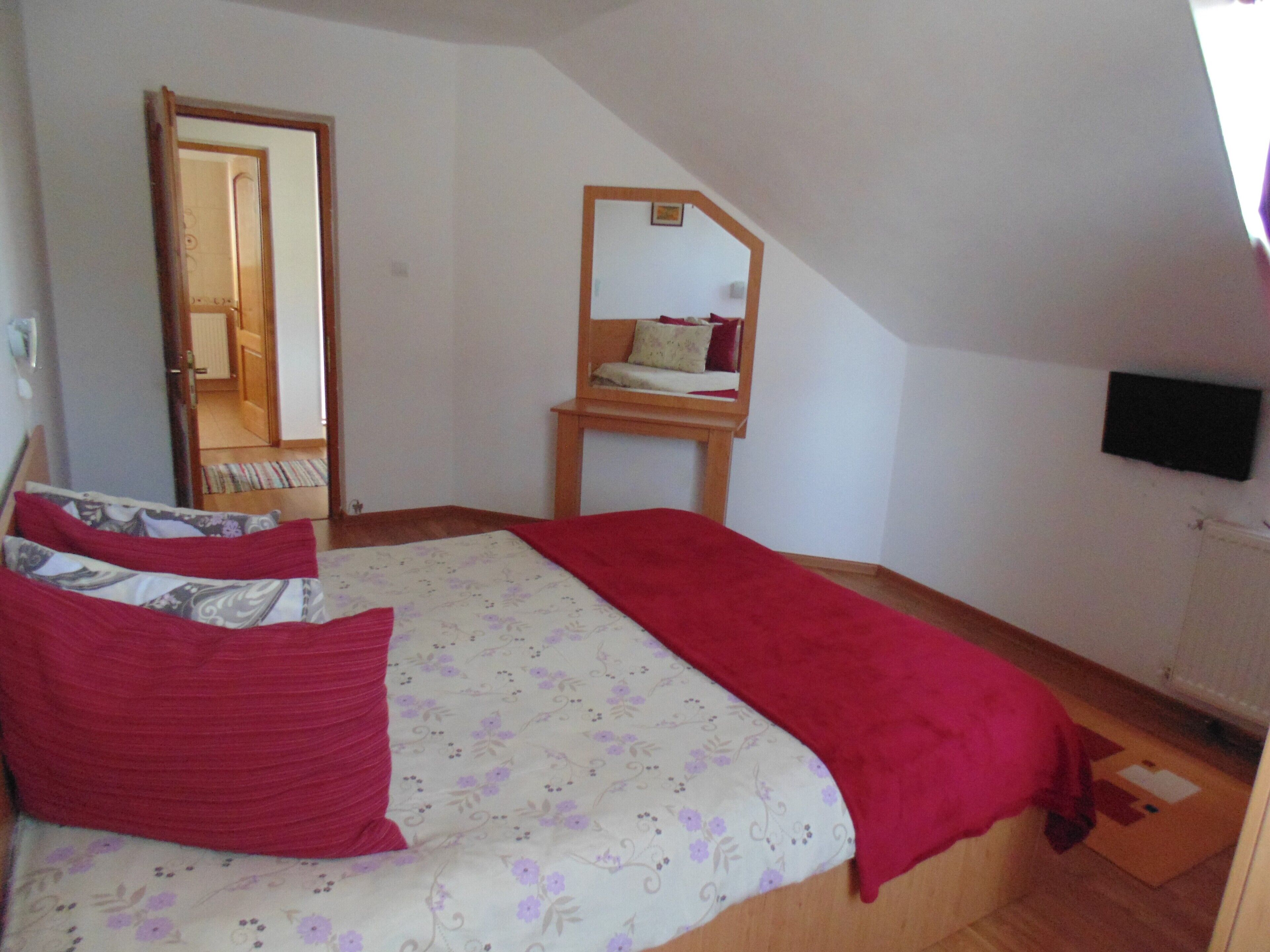 Basic-dobbeltværelse - balkon - udsigt til have | Skrivebord, mørklægningsgardiner, strygejern/strygebræt, gratis Wi-Fi