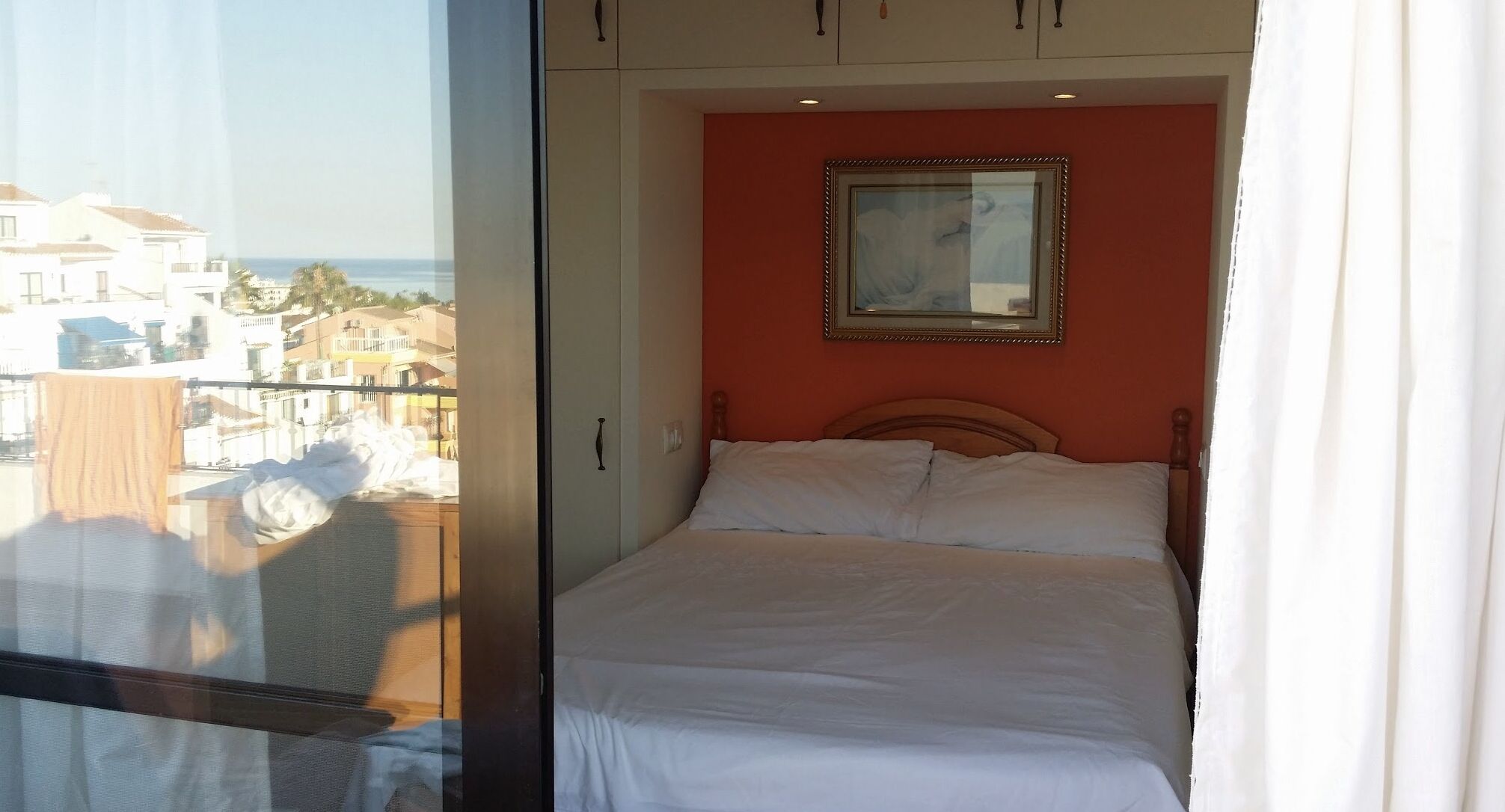 Een strijkplank/strijkijzer, wifi, beddengoed