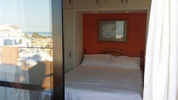 Een strijkplank/strijkijzer, wifi, beddengoed