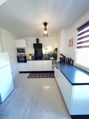 Fridge, microwave, oven, stovetop - Very pleasant large apartment, ideally located, gated community marseille 11 (Marseille)