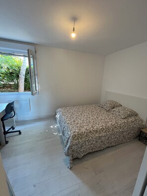 2 slaapkamers, een strijkplank/strijkijzer, wifi, beddengoed