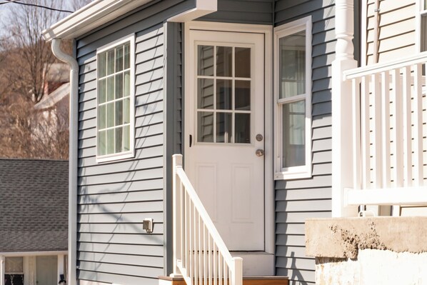 Exterior detail - Fabulous 3bdrm Home w/parking! (Highland Falls)