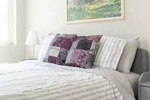 2 bedrooms, iron/ironing board, WiFi, bed sheets - Beautiful First Flr, 2-Bedroom Apt w/ Free Parking (Highland Falls)