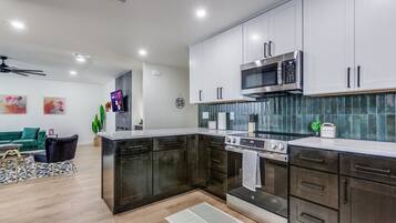 Fridge, microwave, stovetop, dishwasher