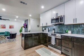 Fridge, microwave, stovetop, dishwasher - Green Goddess Retreat 3B 2B KING (Richardson)