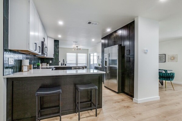 Fridge, microwave, stovetop, dishwasher - Green Goddess Retreat 3B 2B KING (Richardson)