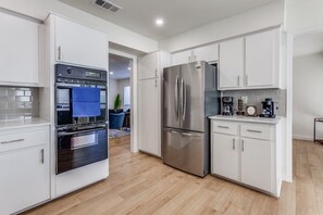 Geladeira, micro-ondas, fogão, cooktop