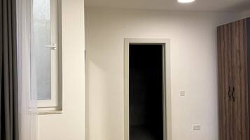 3 slaapkamers, een strijkplank/strijkijzer, gratis wifi, beddengoed